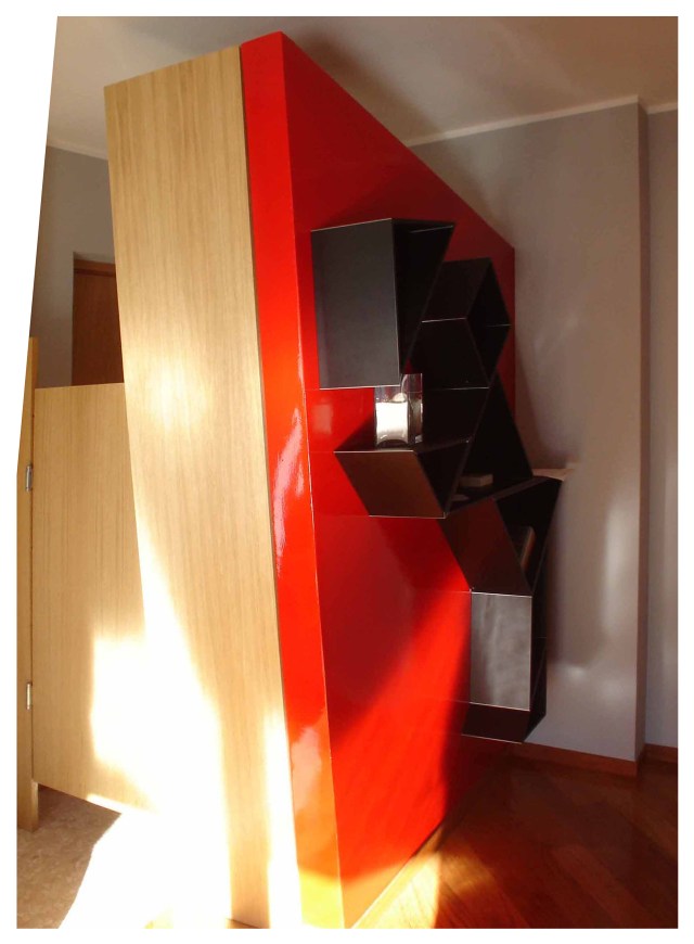 Muro rosso laccato della bussola di ingresso (foto DL)