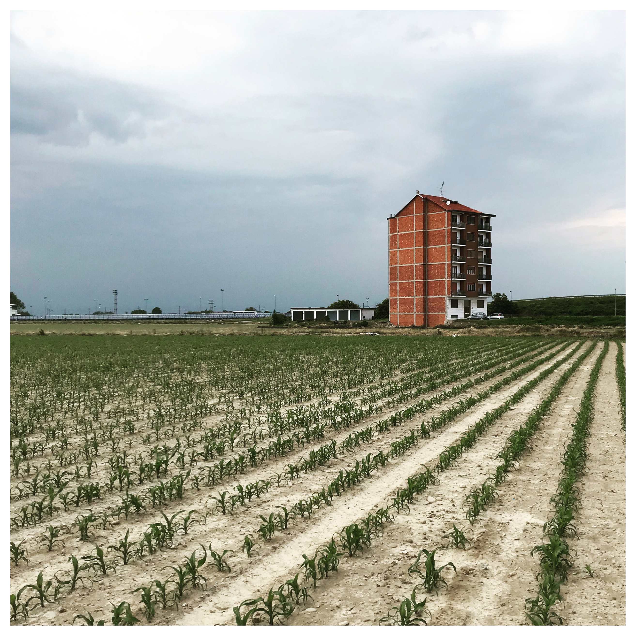 Pilastro del cielo - Condominio anni 70 a Crescentino (VC), 14/05/2019 (foto DL)